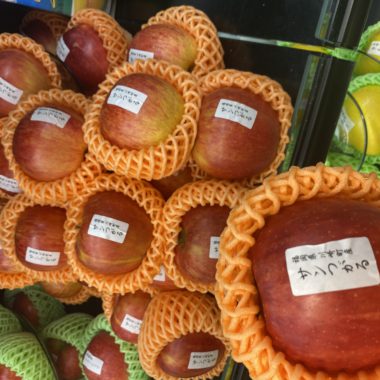 川崎町のりんごが百貨店で販売されています。
