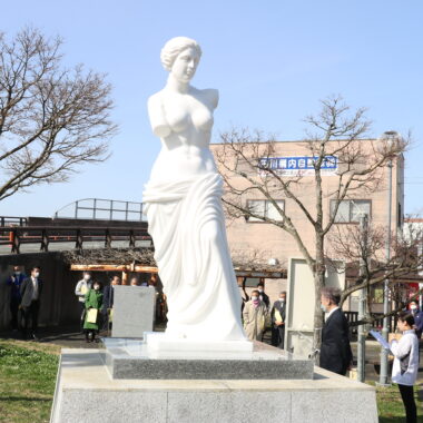 豊前川崎駅前「平和と繁栄を祈念する像」改修記念式典を開催
